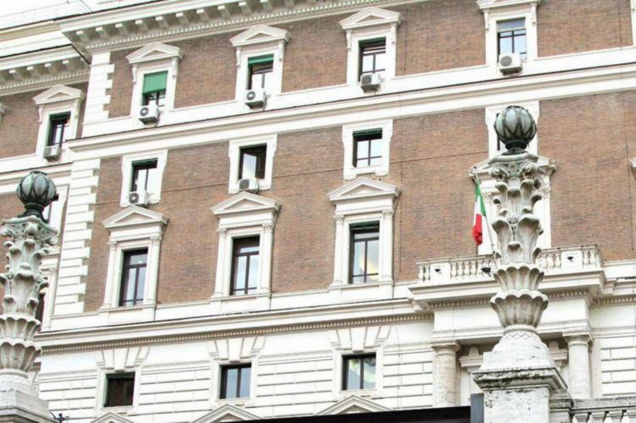 Roma, dipendente del Viminale si lancia dal quarto piano e muore in ufficio Roma, dipendente del Viminale si lancia dal quarto piano e muore in ufficio