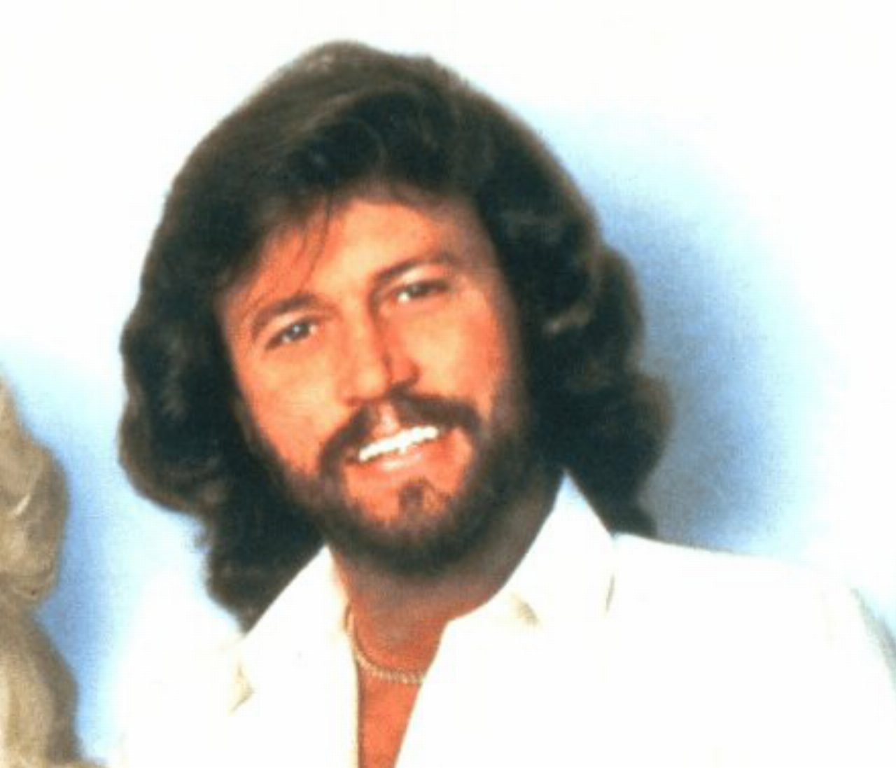 Barry Gibb, falsa notizia sulla morte del cantante scatena il caos tra i fan dei Bee Gees