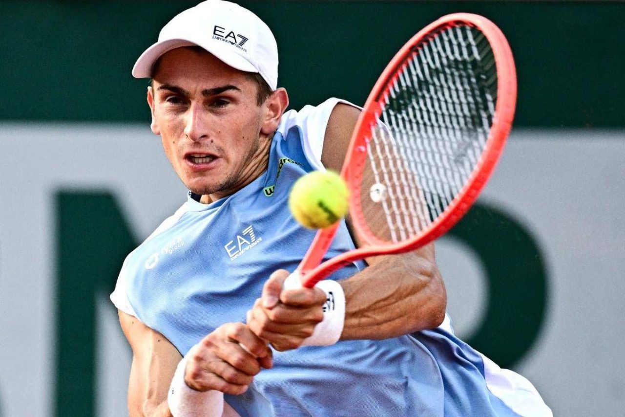 Roland Garros, Arnaldi supera Tsitsipas in quattro set e conquista il terzo turno