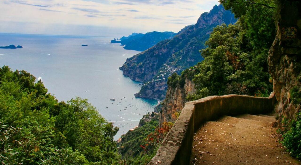 Turista precipita sul Sentiero degli Dei, morta una donna di 75 anni ad Agerola
