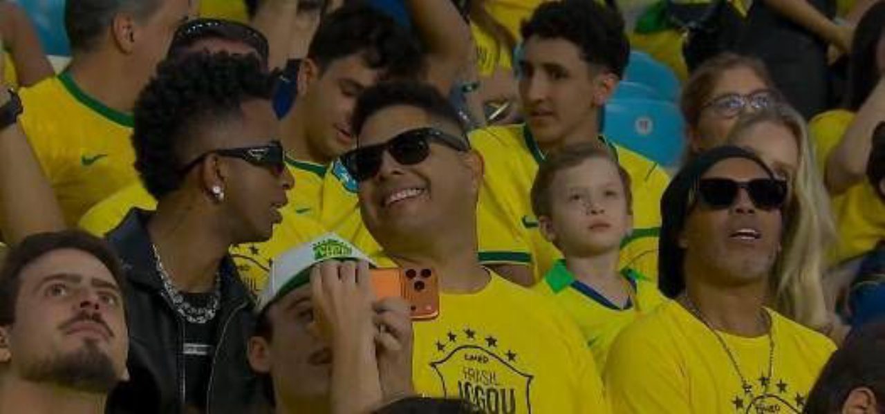 Brasile-Panama al Maracana, sugli spalti compaiono i sosia di Ronaldinho e Ronaldo