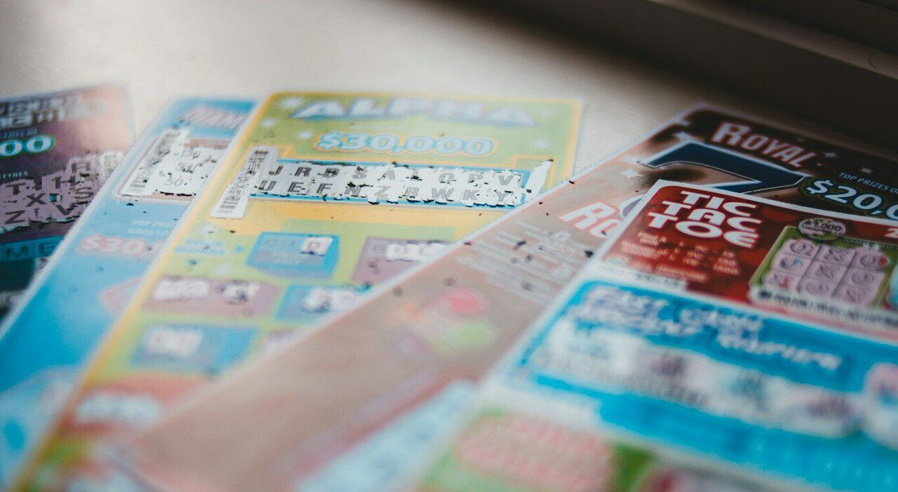 Vince 4,5 milioni alla lotteria, rifiuta di dare metà ai genitori e scoppia il caso online