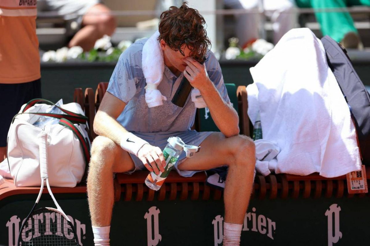 Sinner ko al Roland Garros, il caldo e la stanchezza dietro la rimonta di Cerundolo
