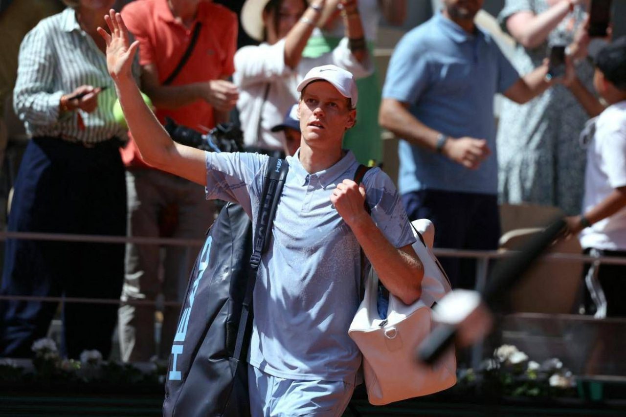Sinner ko al Roland Garros, McEnroe lo sostiene e punta su di lui per Wimbledon 2026