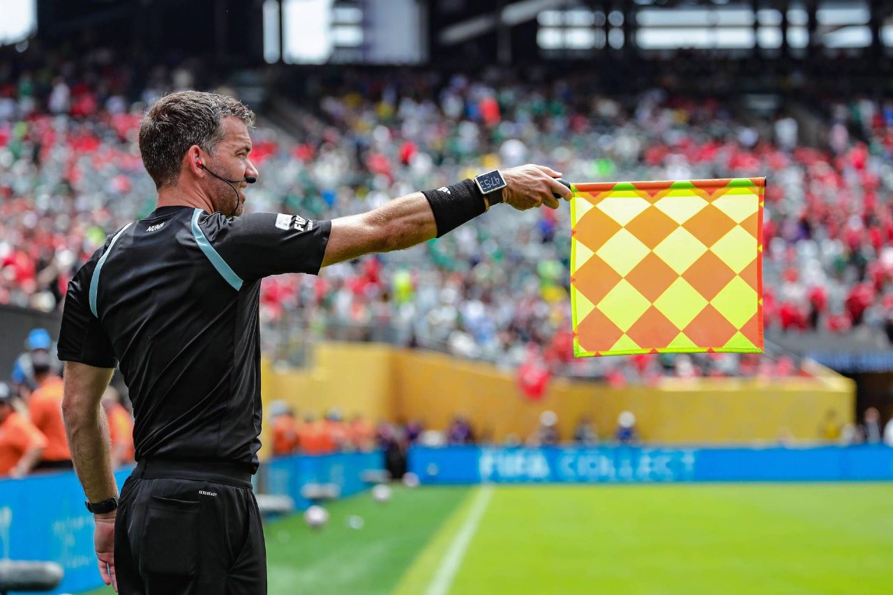 Mondiali 2026, la Fifa cambia il fuorigioco con il Var semiautomatico e stop ai ritardi