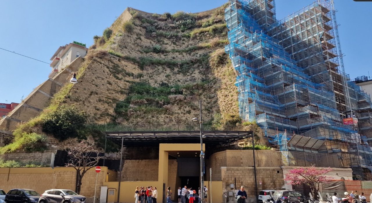 Napoli, 20enne precipita dal belvedere di Monte Echia mentre scatta una foto