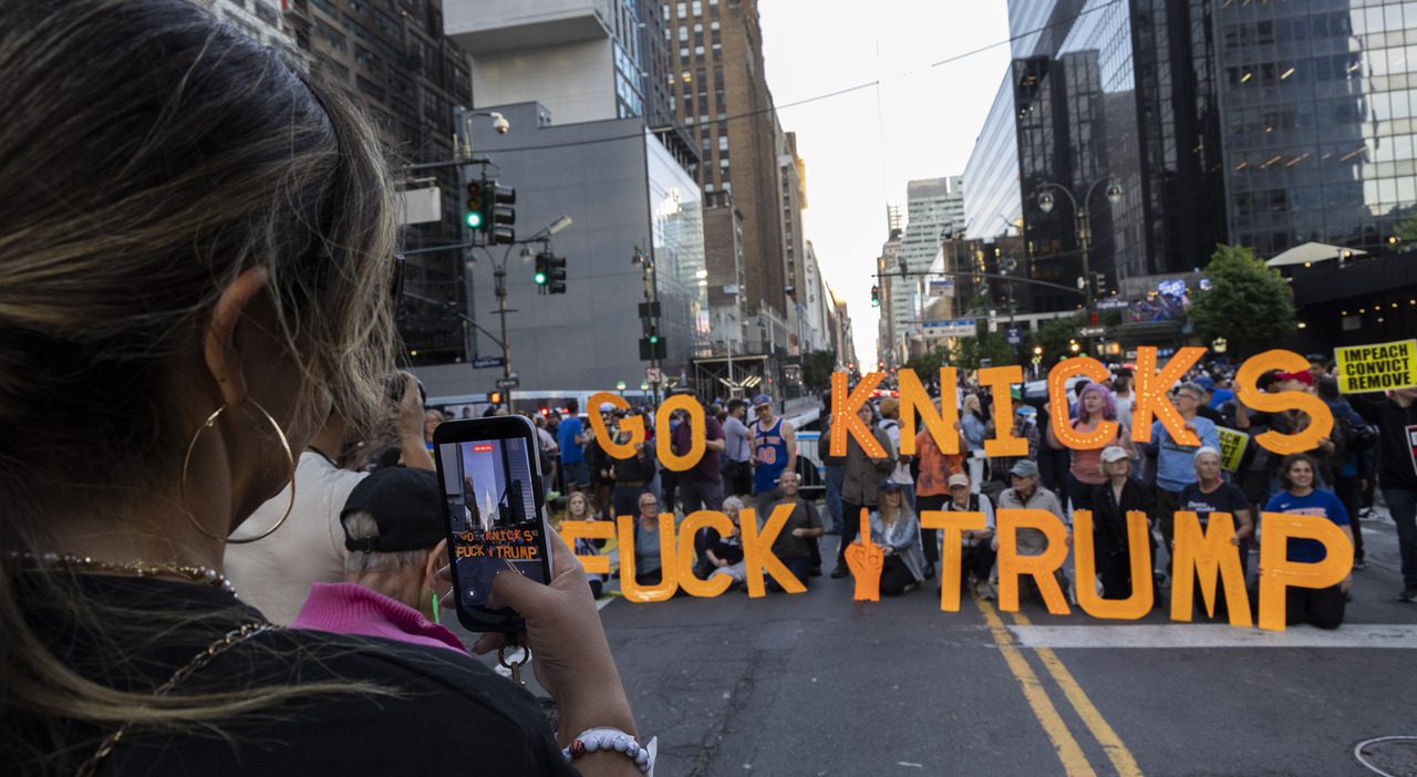 Donald Trump fischiato al Madison Square Garden, Spurs battono i Knicks e riaprono le Finals Nba