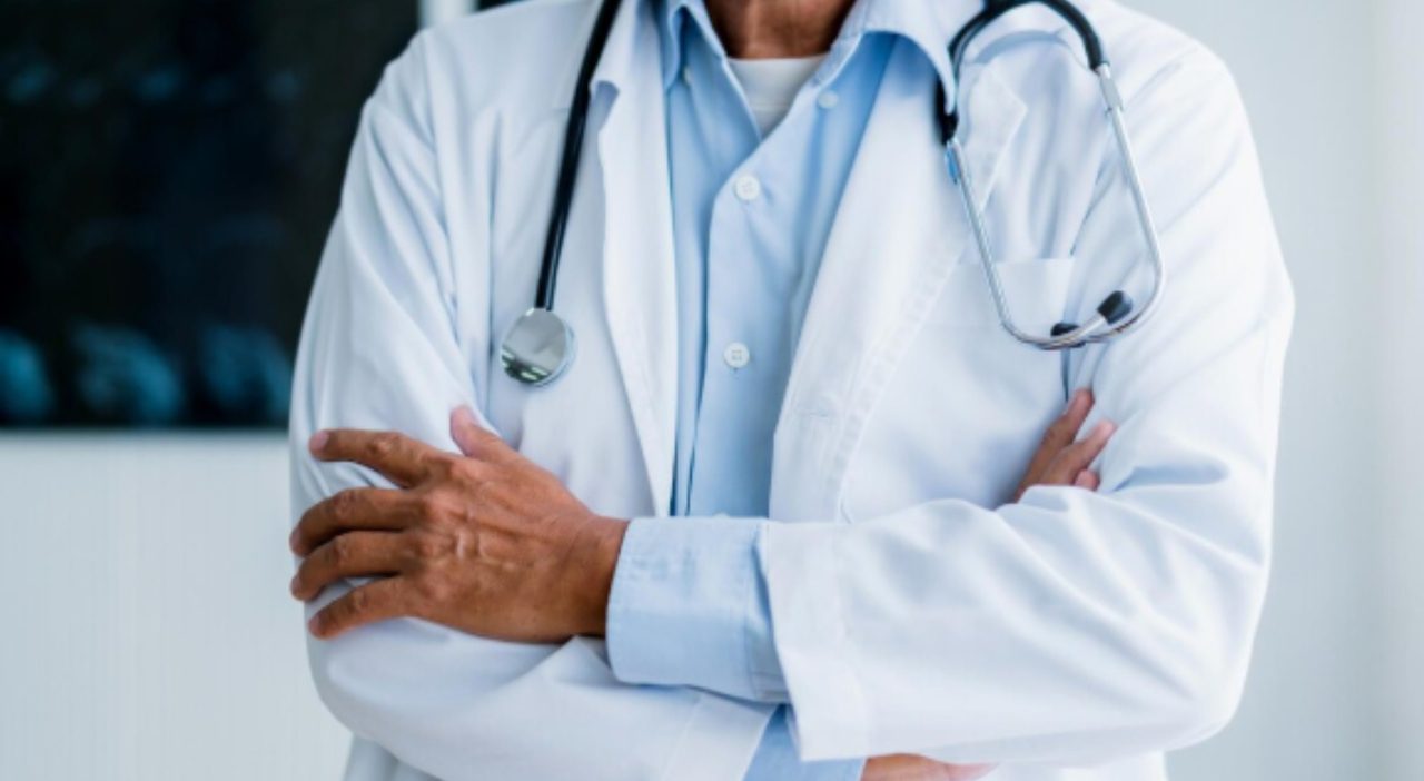 Medico radiato, condannato per adescamento su Roblox: vittima 13enne e minacce ai fratellini