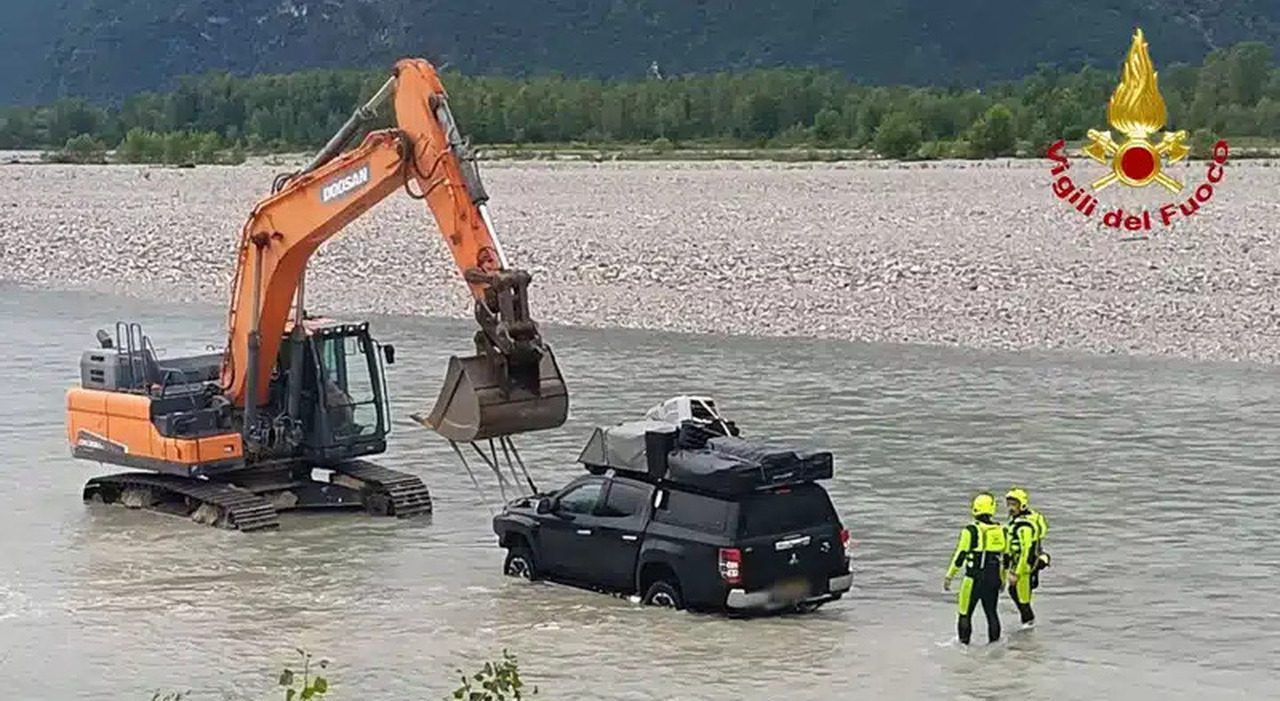 Tagliamento in piena a Osoppo, elicottero salva due turisti e recupera tre cani intrappolati
