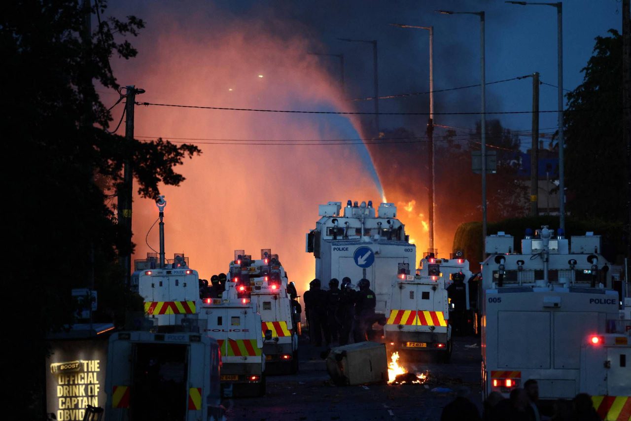 Irlanda del Nord, nuovi scontri anti-immigrati vicino Belfast dopo l