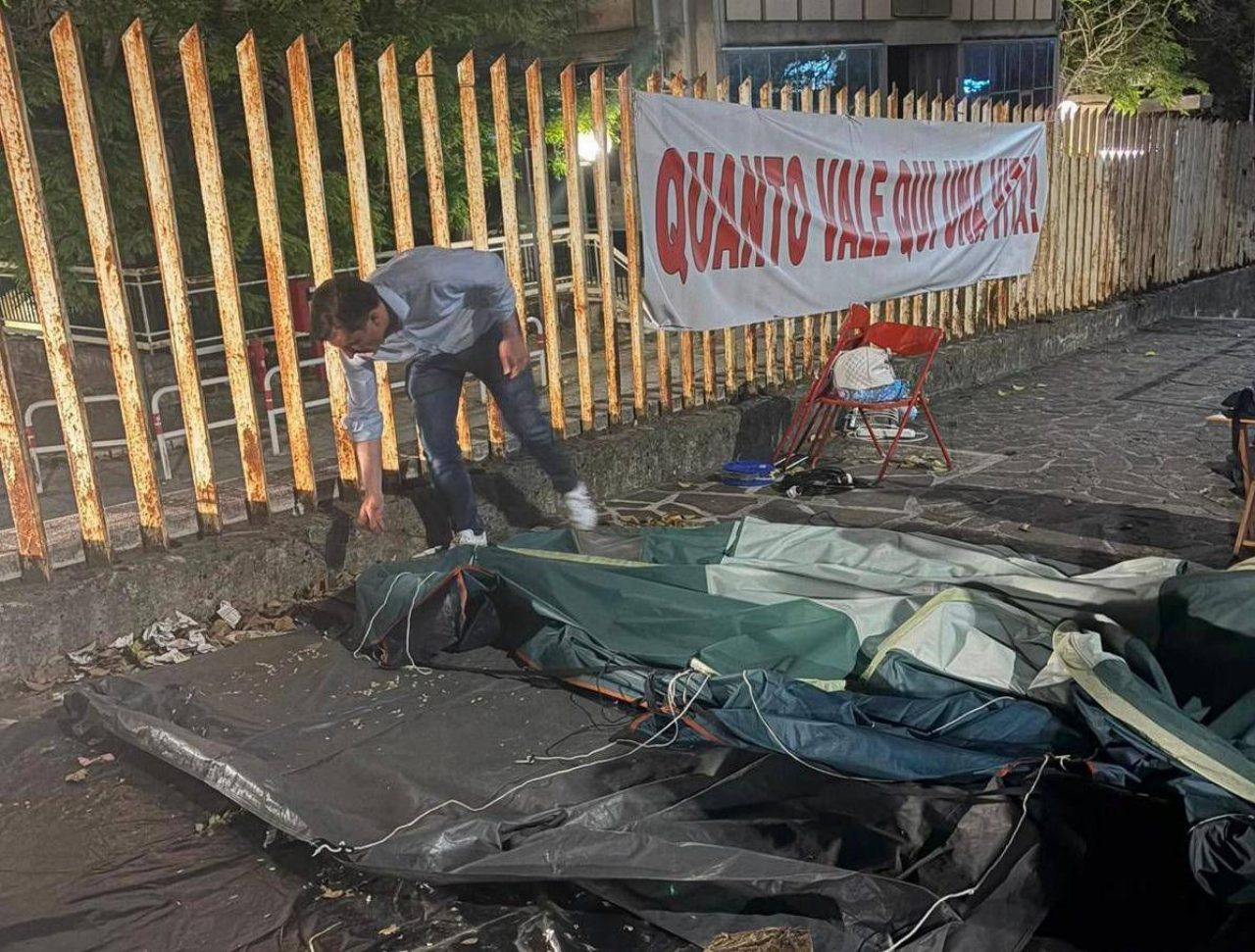 Isernia, il sindaco rimuove la tenda dopo 167 notti ma continua la protesta per l