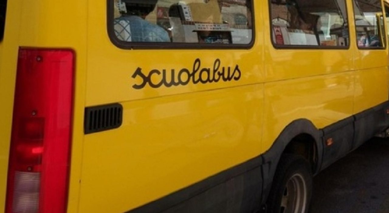 Bambina dimenticata sullo scuolabus a Pizzoli, ritrovata dopo quattro ore nel deposito comunale