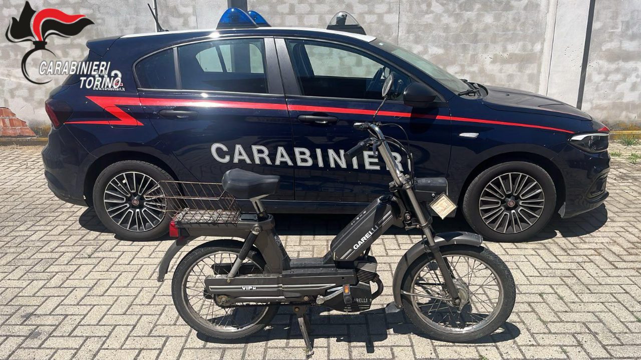 Torino, motorino rubato nel 1984 ritrovato e restituito dopo 42 anni Torino, motorino rubato nel 1984 ritrovato e restituito dopo 42 anni