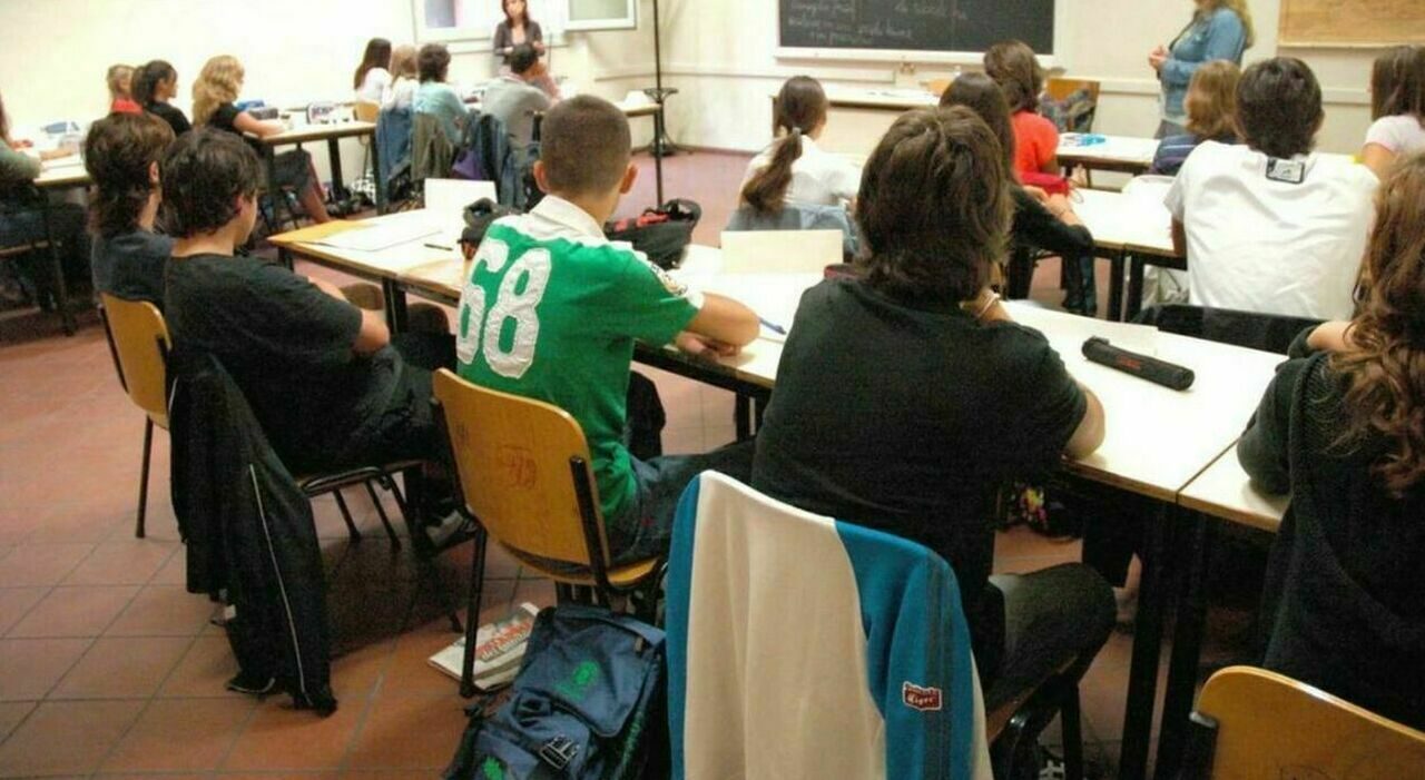 Mirandola, studente punta una pistola al professore durante la lezione per chiedere sigarette Mirandola, studente punta una pistola al professore durante la lezione per chiedere sigarette