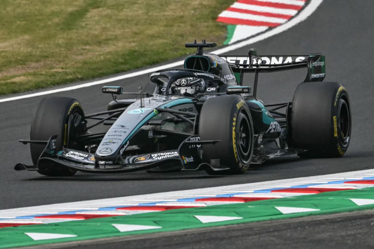 Gp di Barcellona 2026, Russell in pole davanti a Hamilton mentre Leclerc scivola al decimo posto