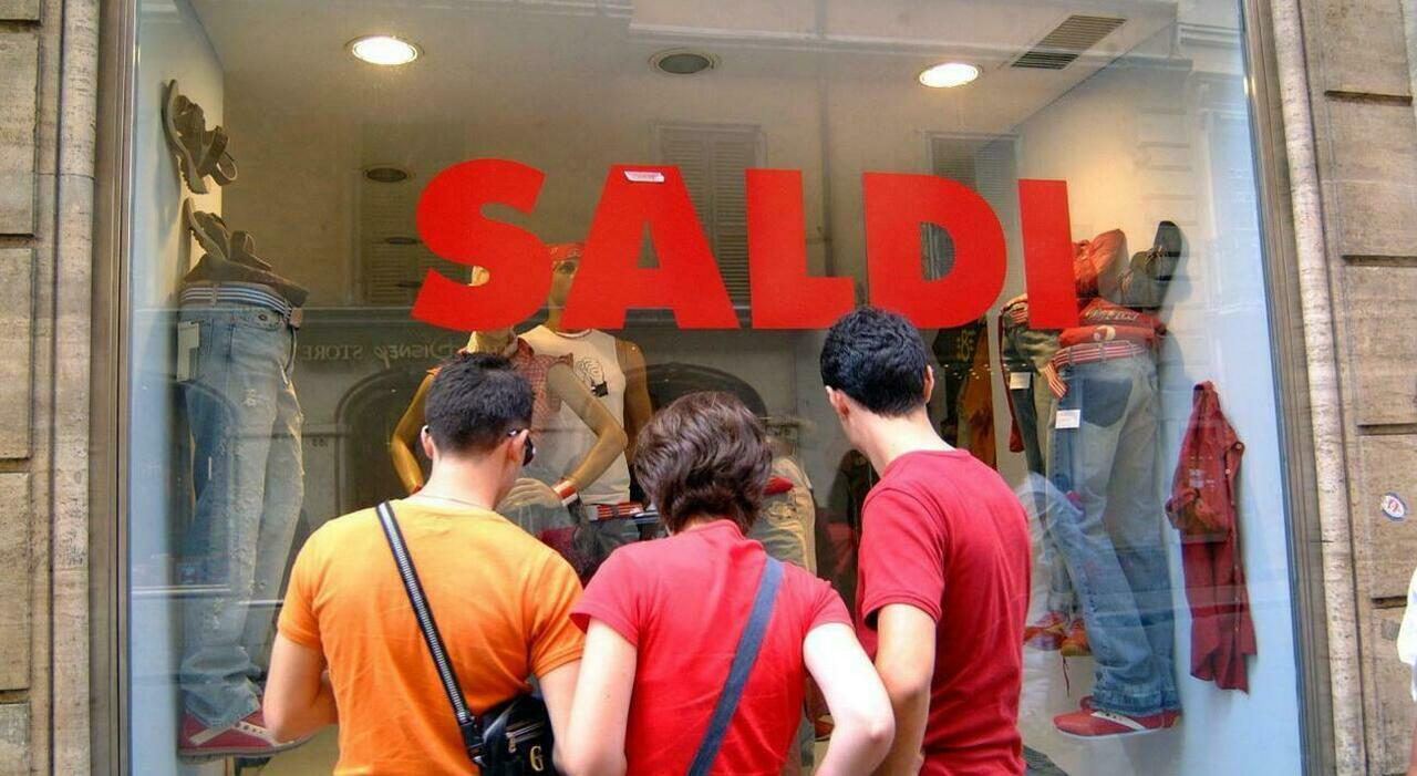 Saldi estivi 2026, via agli sconti dal 4 luglio ma le date di chiusura cambiano regione per regione