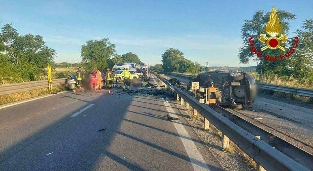 Marche, tre morti in due gravi incidenti stradali: giovane intrappolato nell