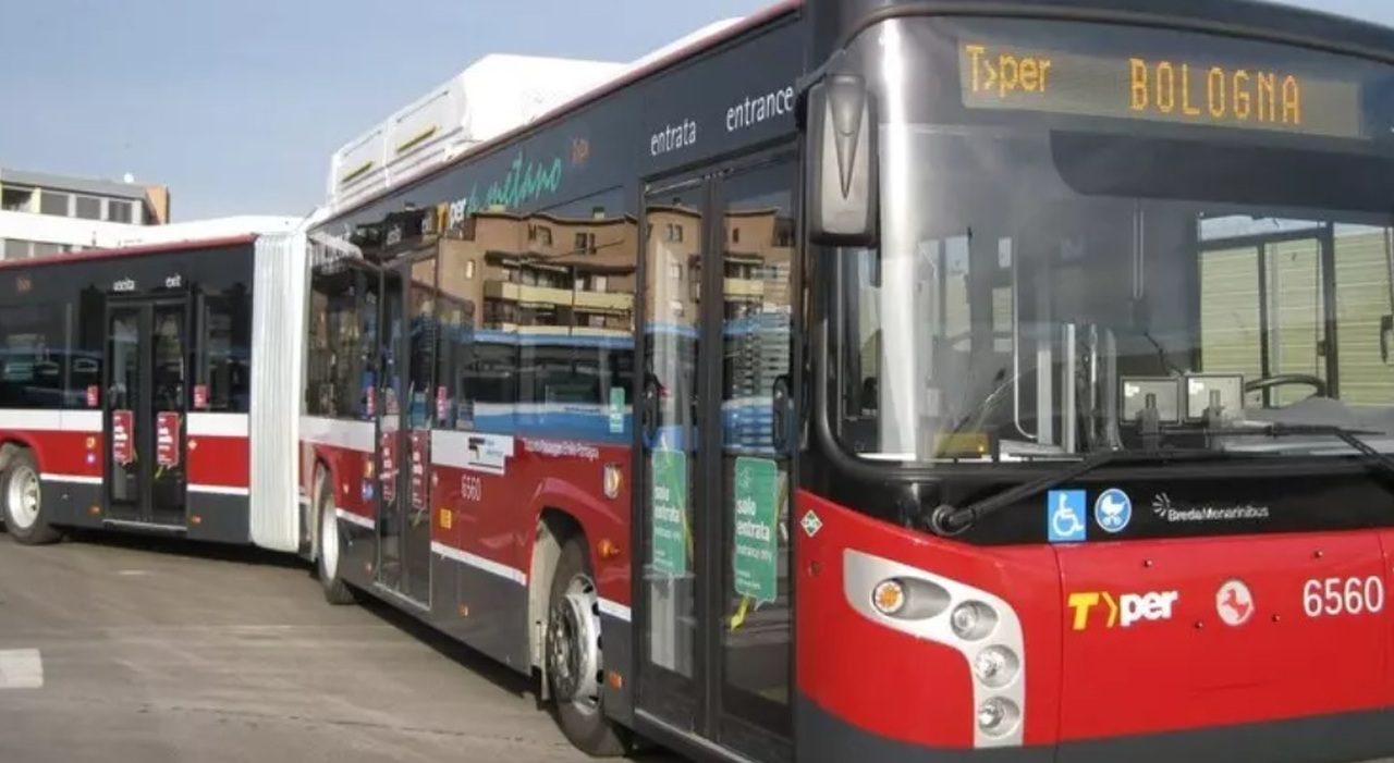 Bologna, autista del bus aggredito da un passeggero che gli stacca un pezzo d