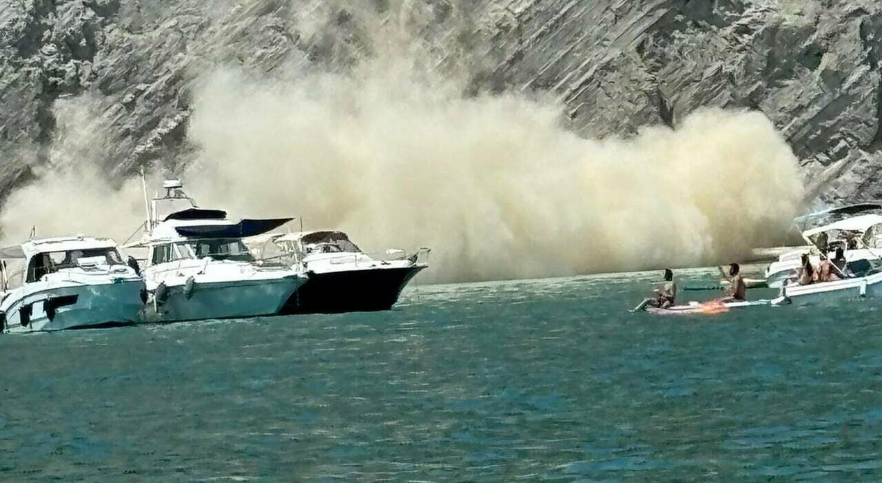 Frana a Portonovo, massi e detriti sulla spiaggia del Trave tra bagnanti e barche in mare