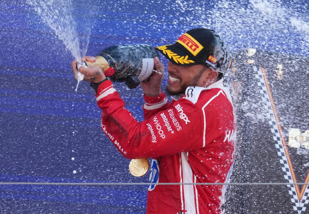 Lewis Hamilton vince a Barcellona, emozione e ringraziamenti in italiano alla Ferrari