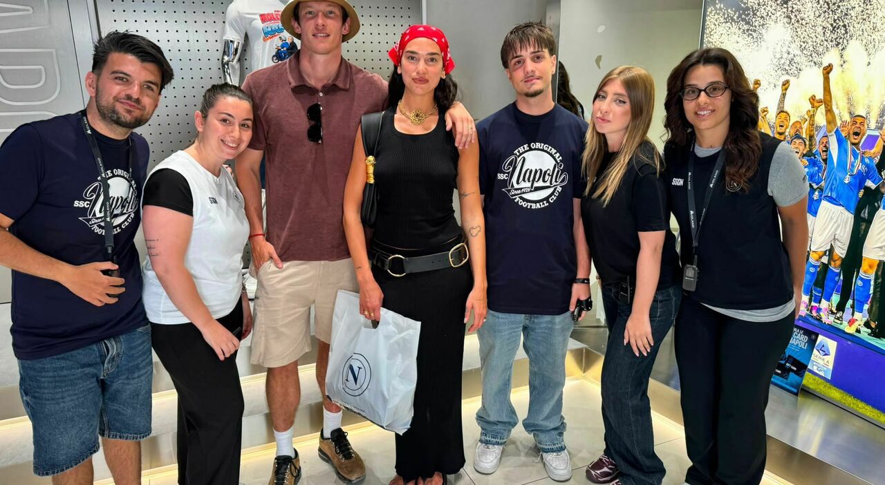 Dua Lipa in luna di miele a Napoli, pizza speciale e shopping nello store azzurro