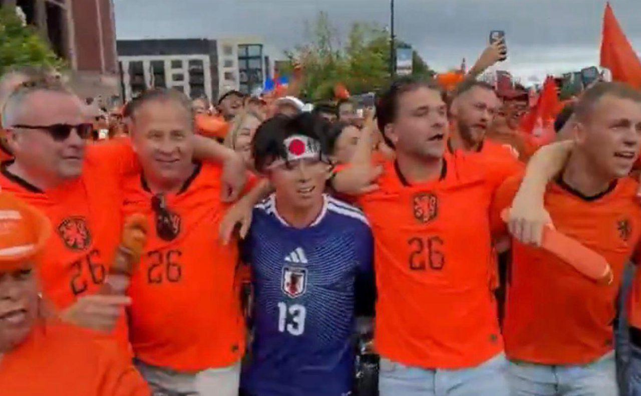 Olanda-Giappone 2-2 ai Mondiali, il tifoso nipponico canta con gli Oranje