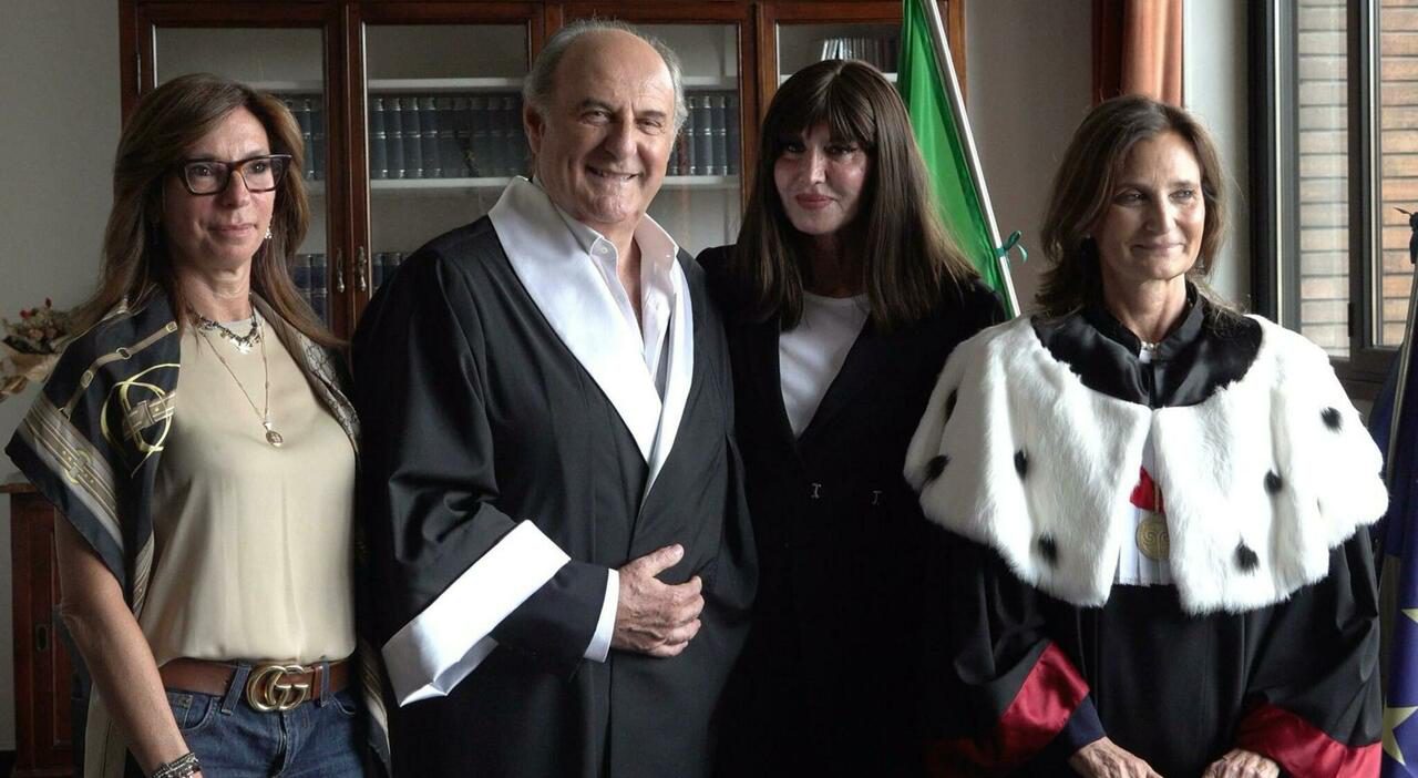 Gerry Scotti laureato honoris causa a Varese, il conduttore diventa dottore all Gerry Scotti laureato honoris causa a Varese, il conduttore diventa dottore all