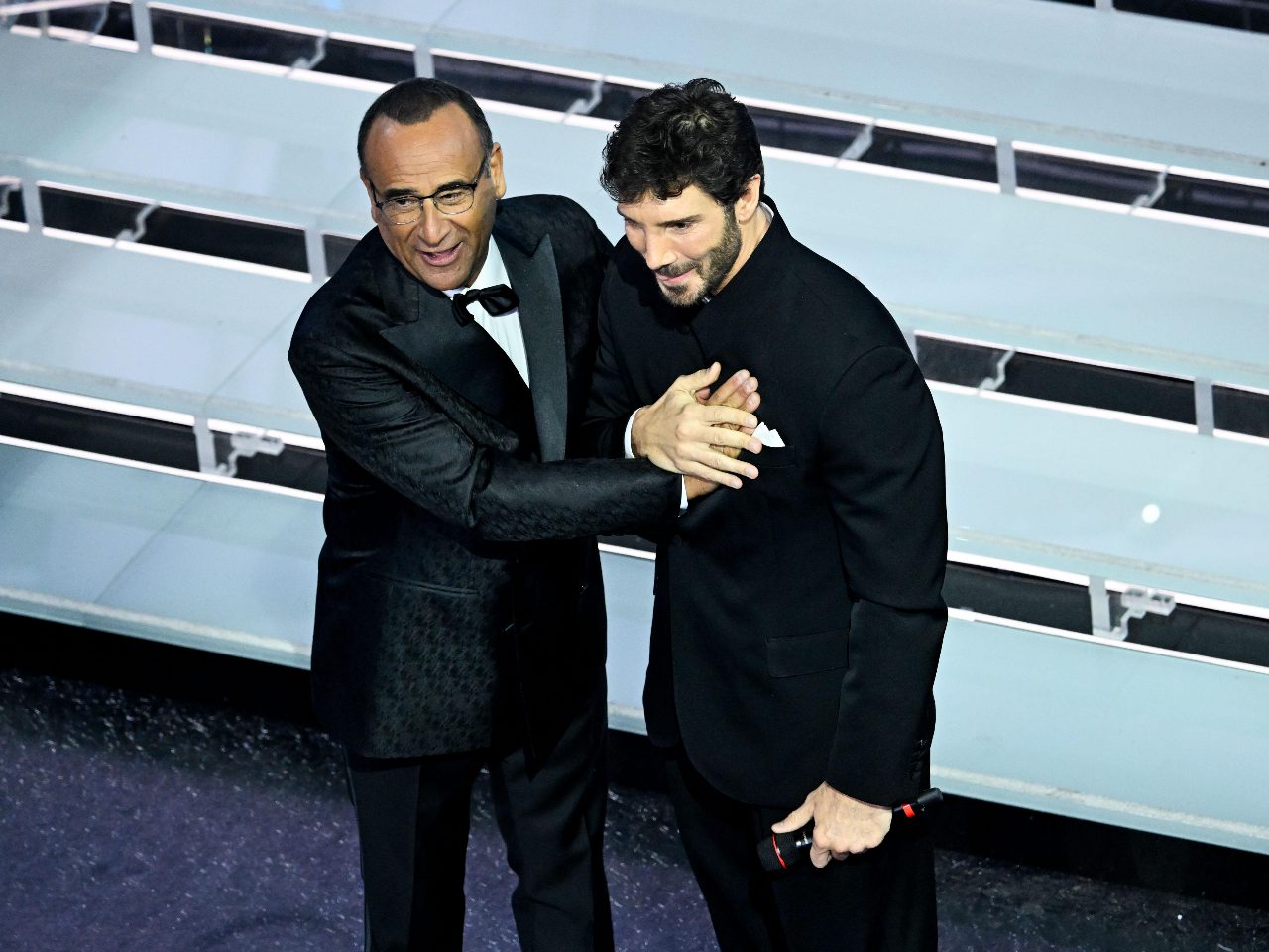 Sanremo 2027, Carlo Conti sostiene De Martino e difende la gara della musica italiana