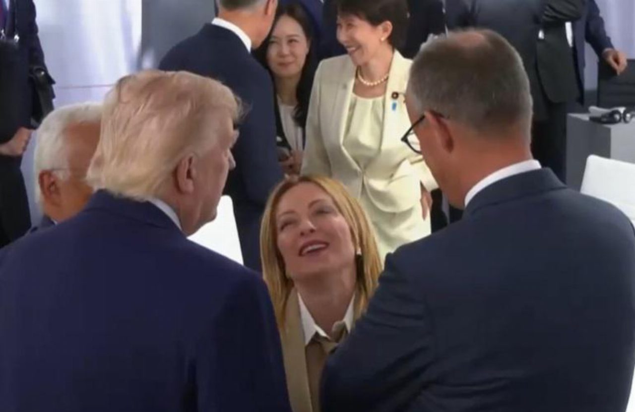 Trump e Meloni al G7, battute e sorrisi per allentare le tensioni sul dossier Iran