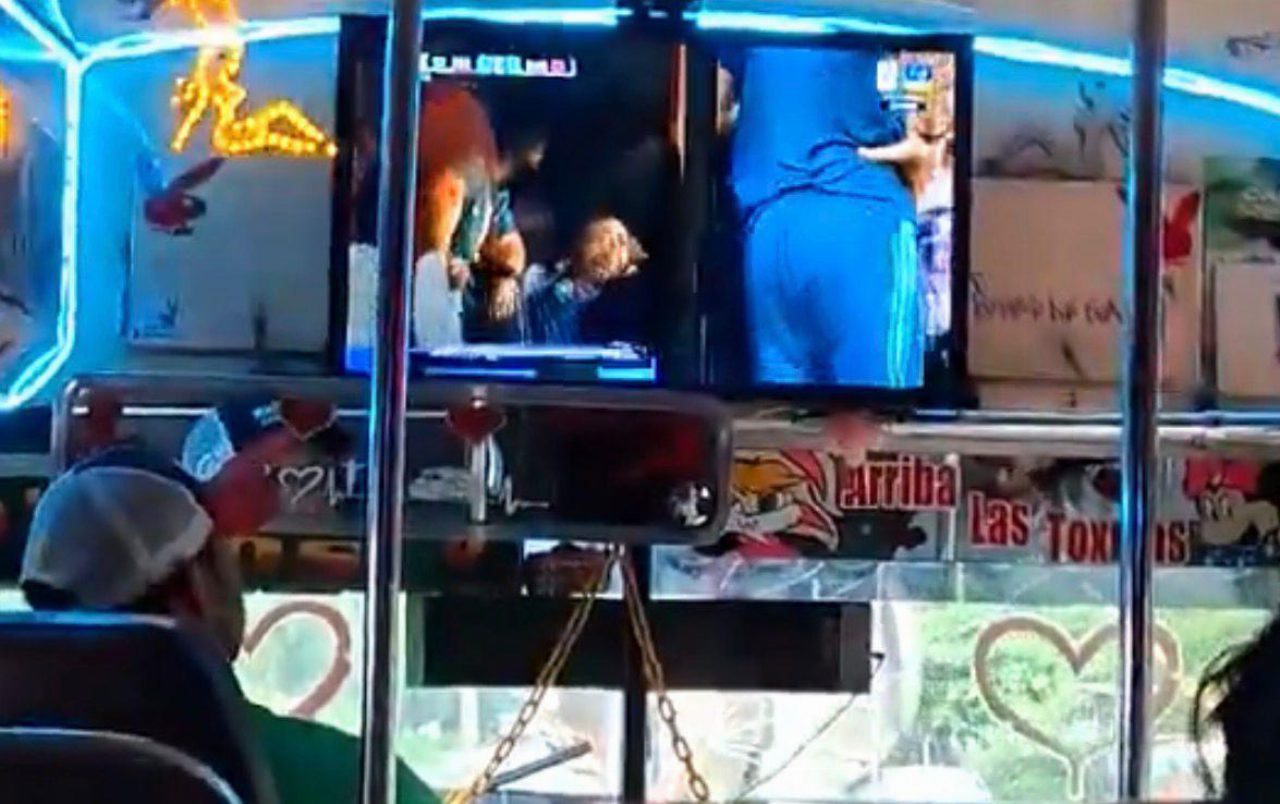 Mondiali 2026, un autista trasforma il bus in una fan zone e conquista i social