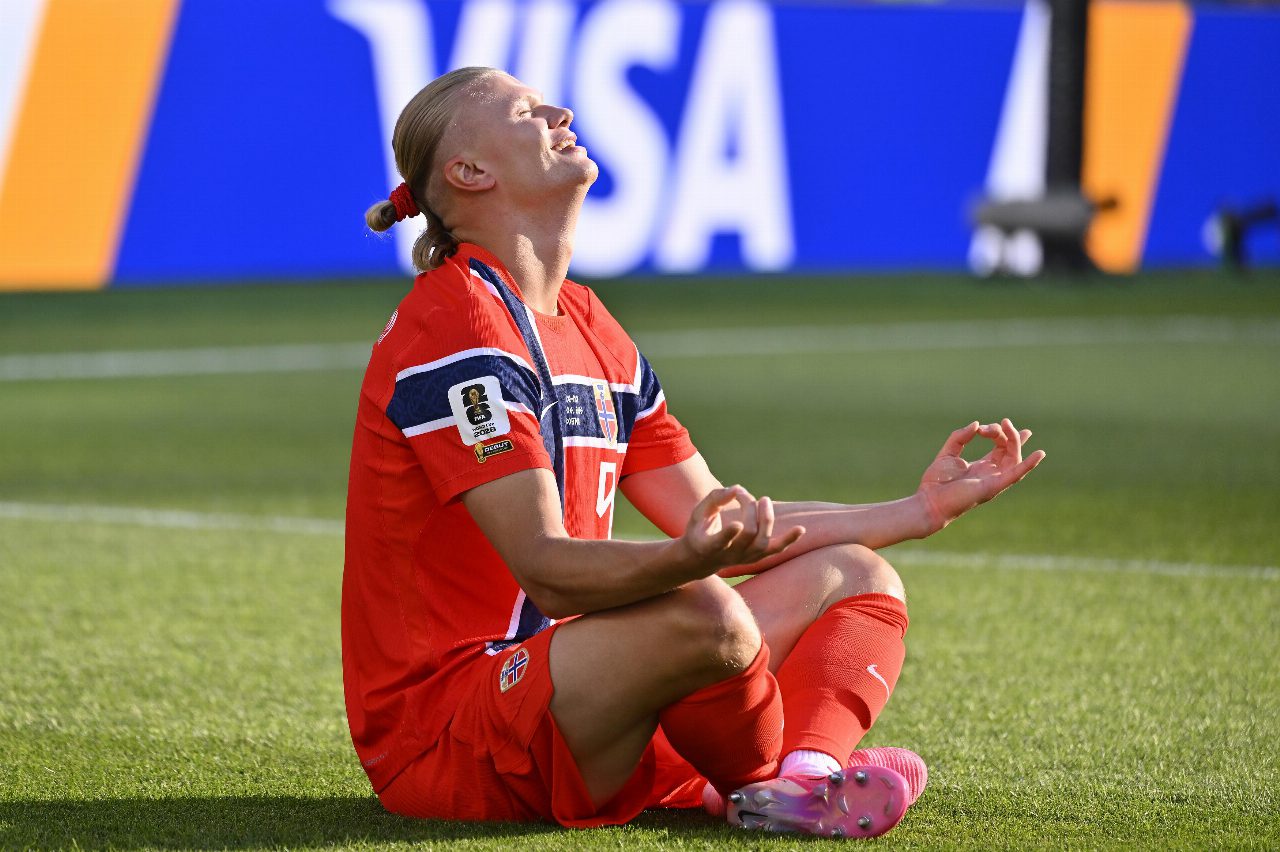 Haaland firma una doppietta al debutto Mondiale, la Norvegia supera l