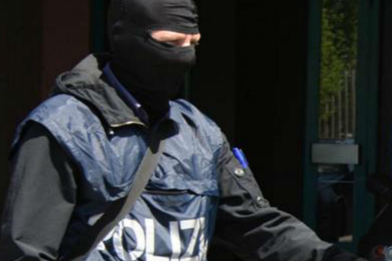 Arrestato un 16enne nel Bolognese, sequestrati manuali per armi e materiale jihadista