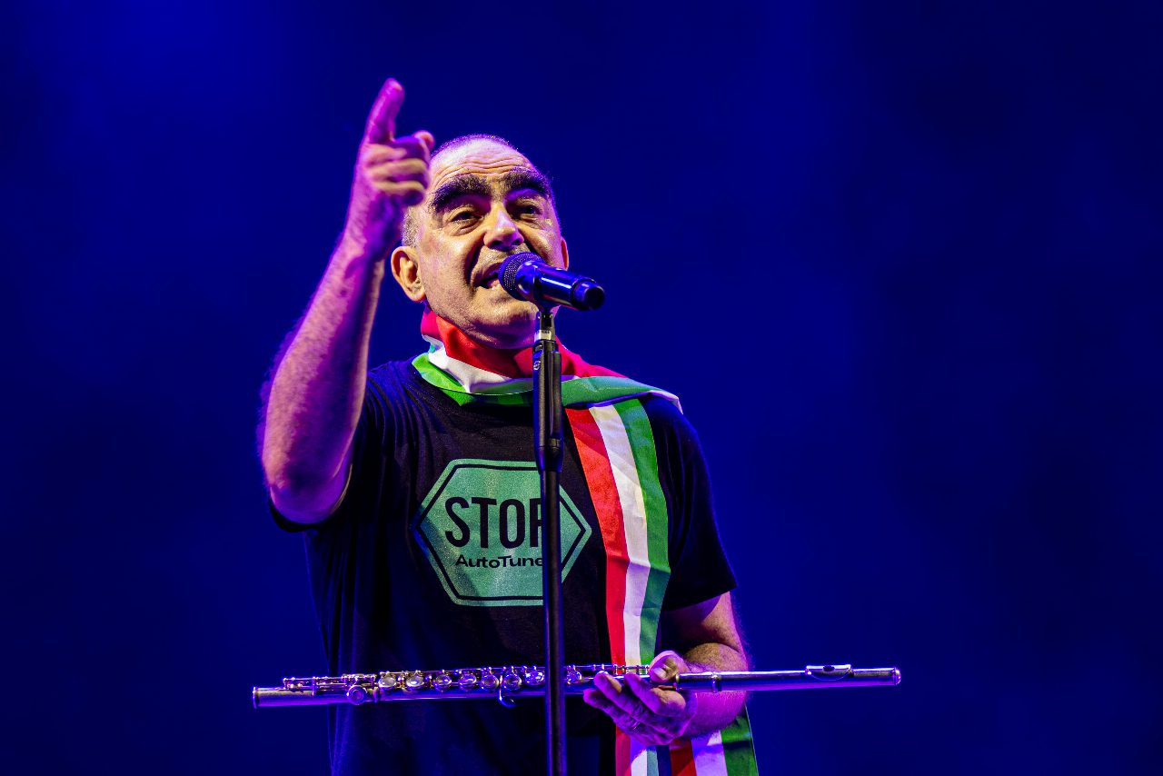 Elio tra Concertozzo e politica, difesa della libertà di parola e no al ritorno a Sanremo