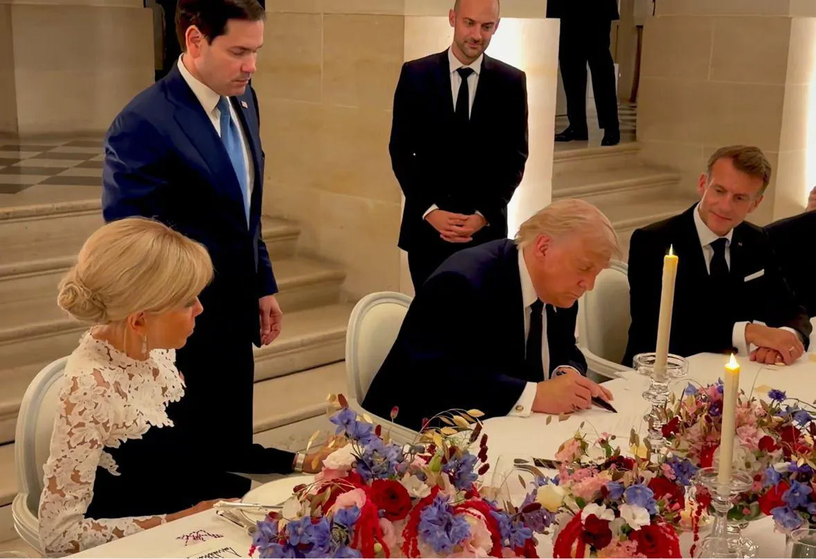 Trump firma l
