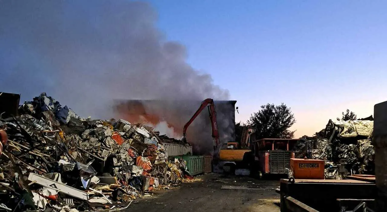 Incendio nella zona industriale di Livorno, scuole chiuse ma Maturità ed esami confermati