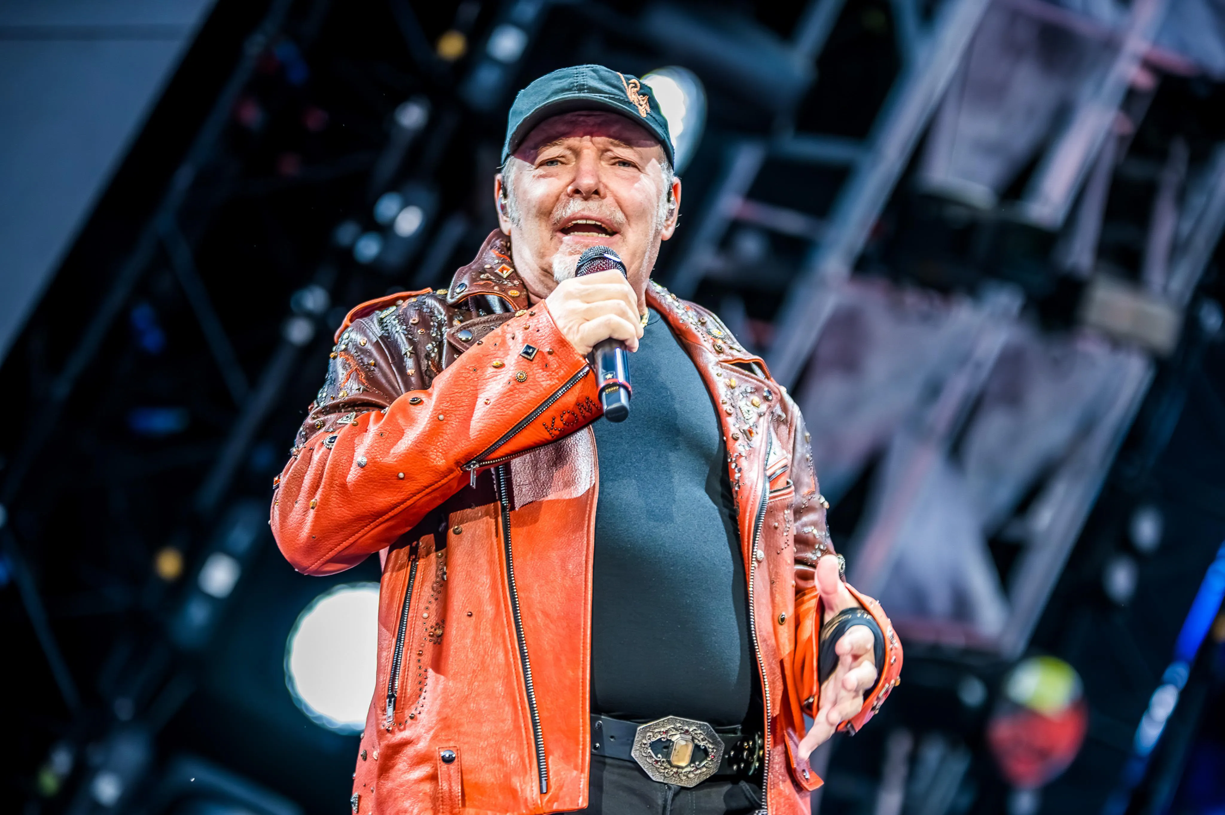 Vasco Rossi celebra il compleanno del figlio Luca, gli auguri social per i suoi 35 anni