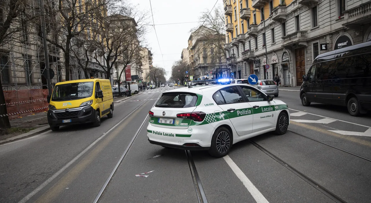 Milano, motociclista di 62 anni muore in viale Forlanini dopo lo schianto contro un palo