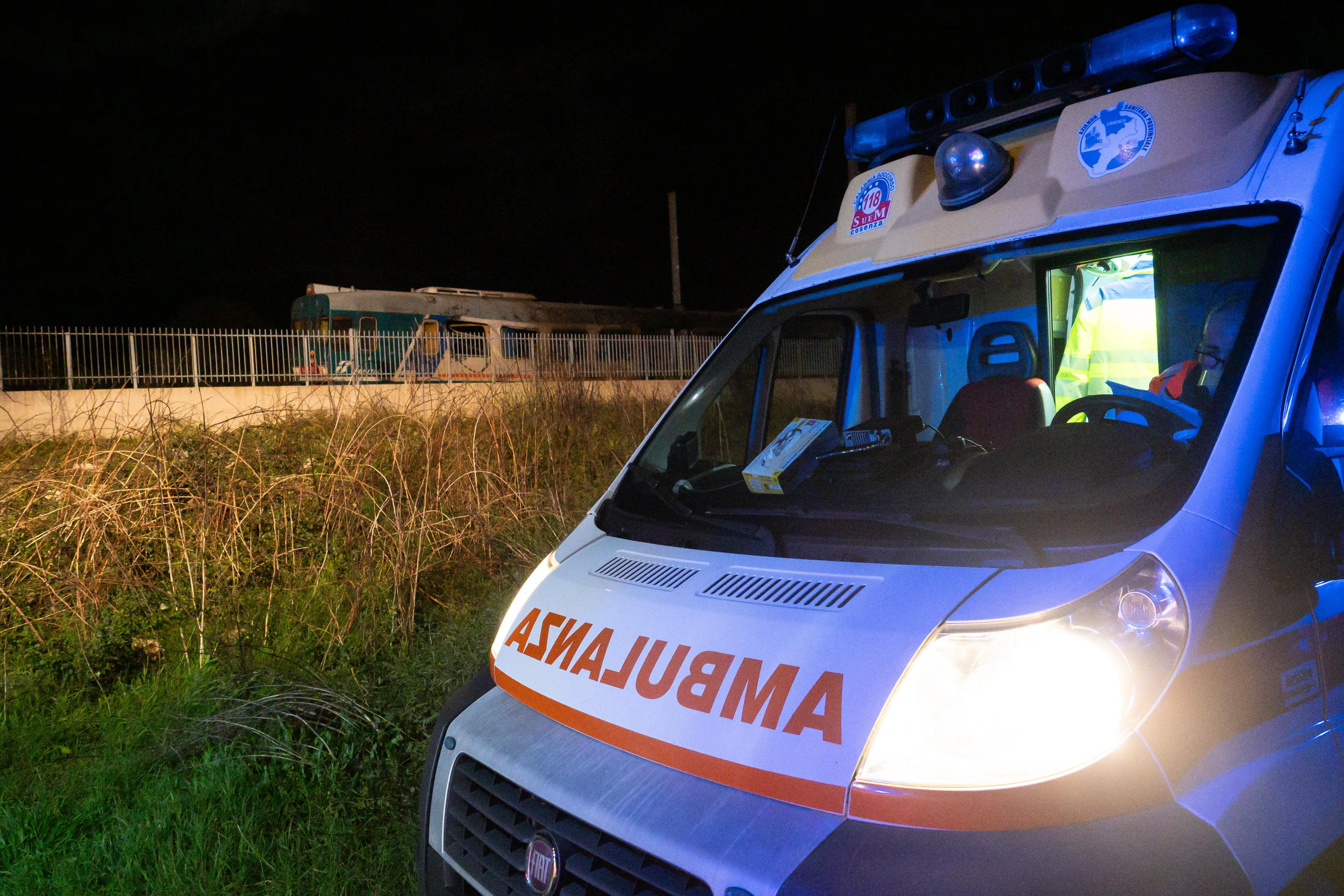 Incidente sulla Statale 107 a Caccuri, una donna muore dopo lo scontro tra due auto e cavalli vaganti