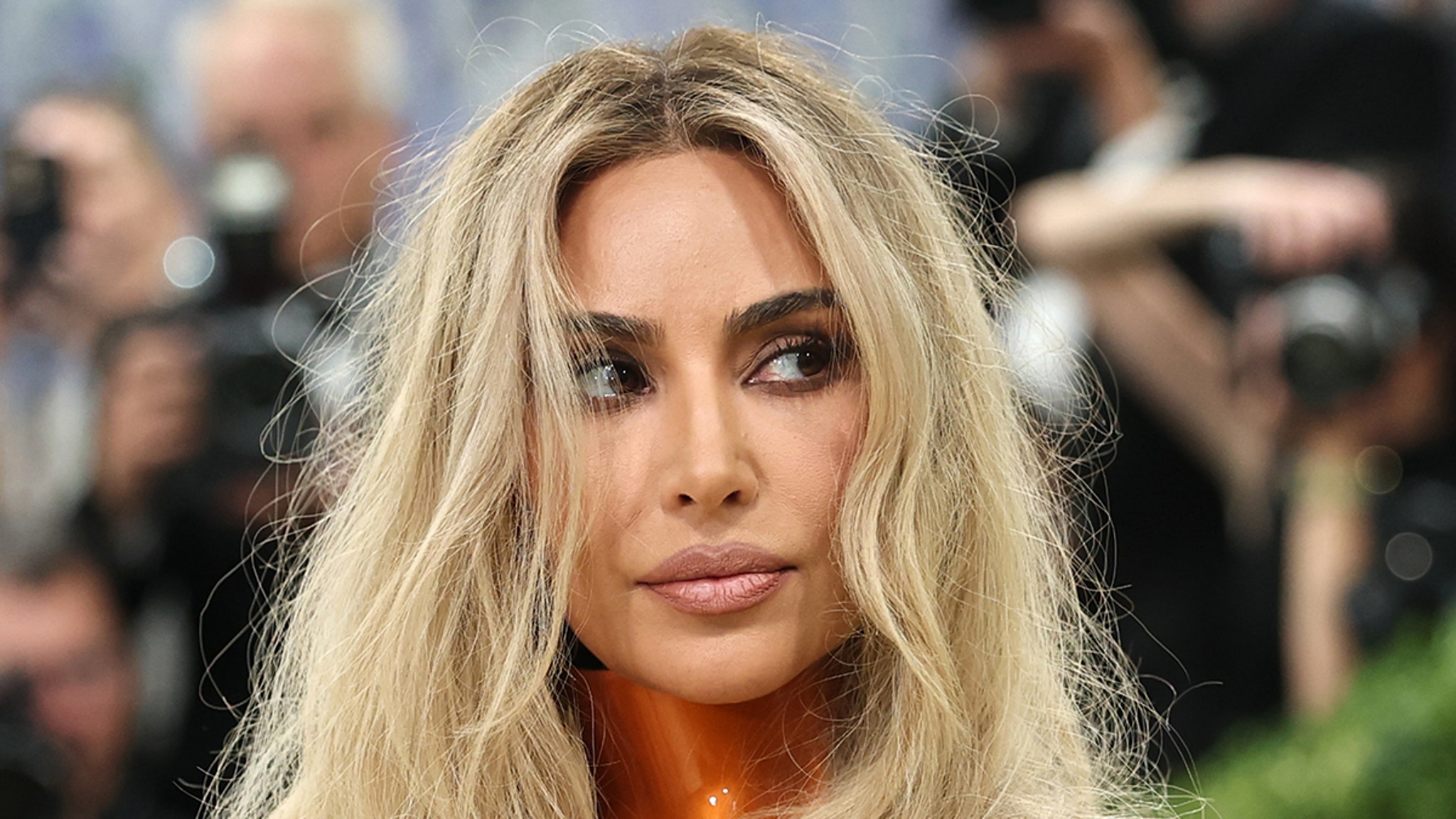 Kim Kardashian cambia look, capelli biondo platino e taglio corto nelle nuove foto social