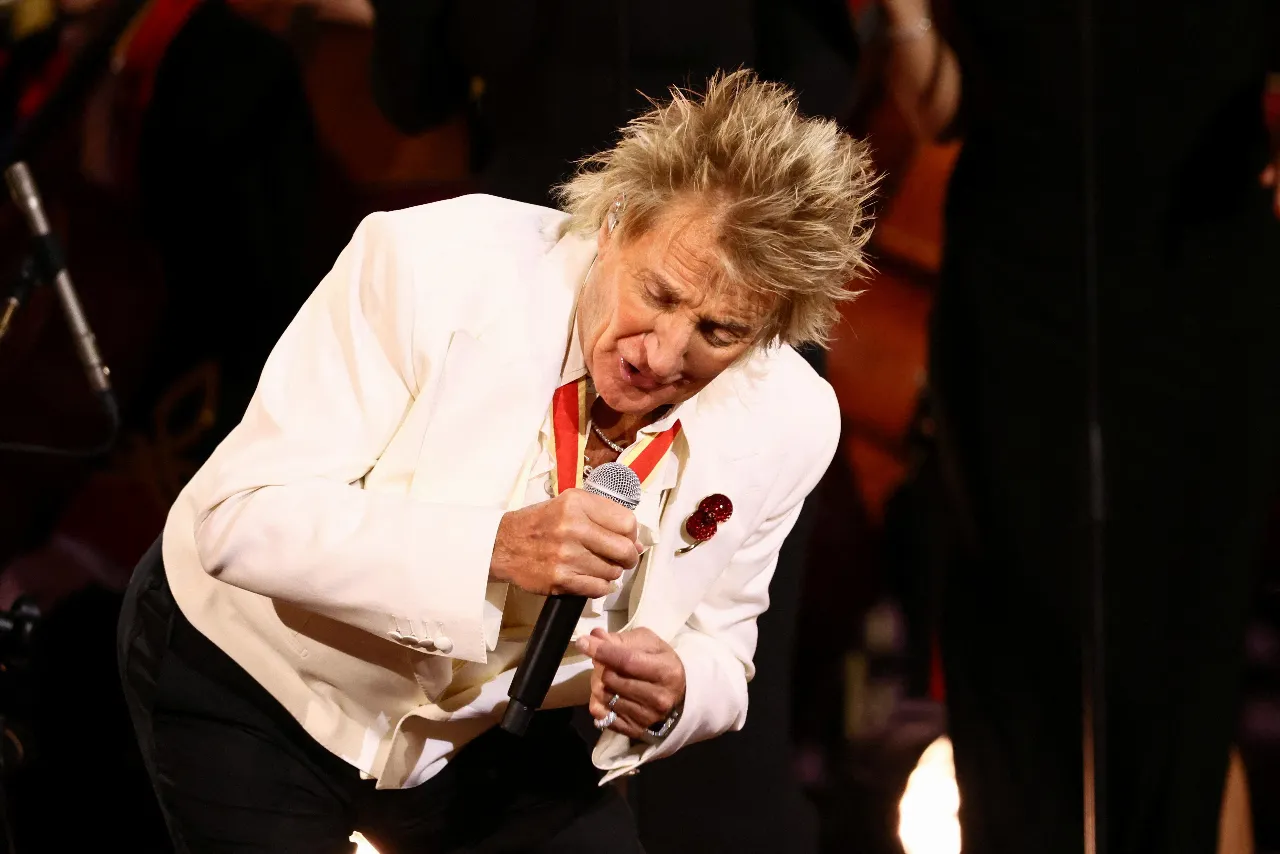 Rod Stewart si sente male durante il concerto, ossigeno sul palco prima di riprendere lo show