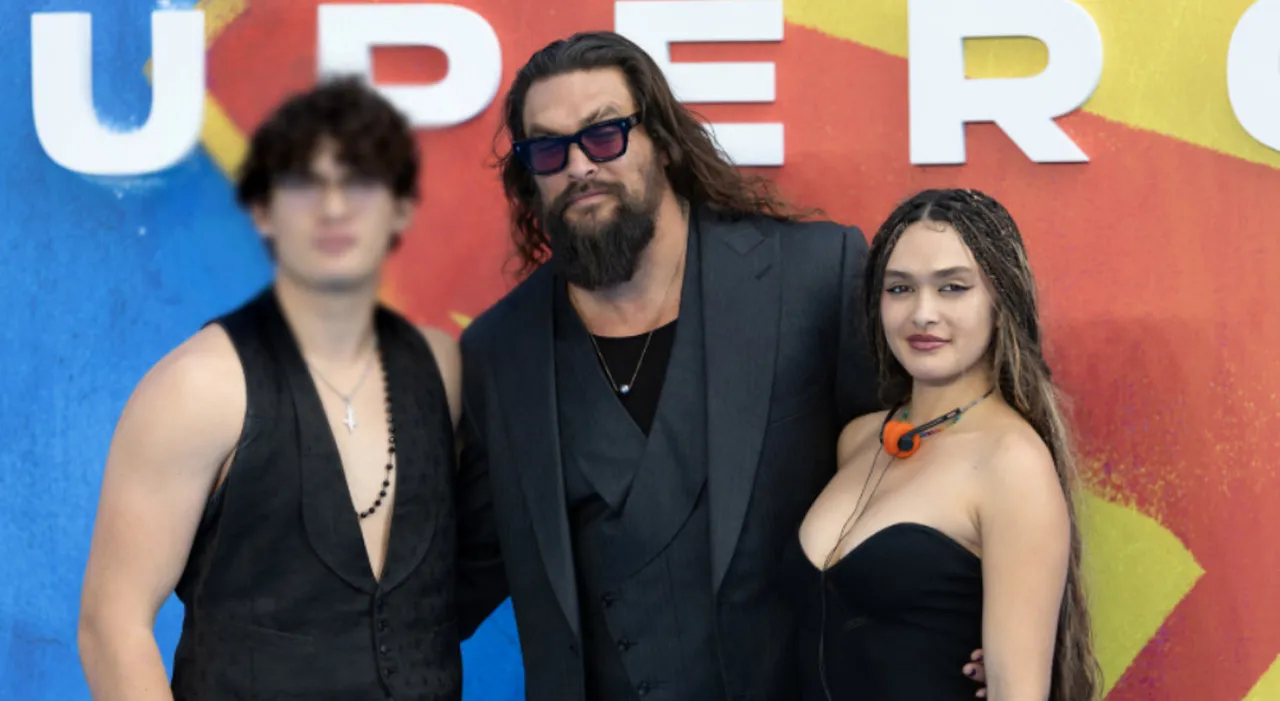 Jason Momoa sul red carpet con i figli, l