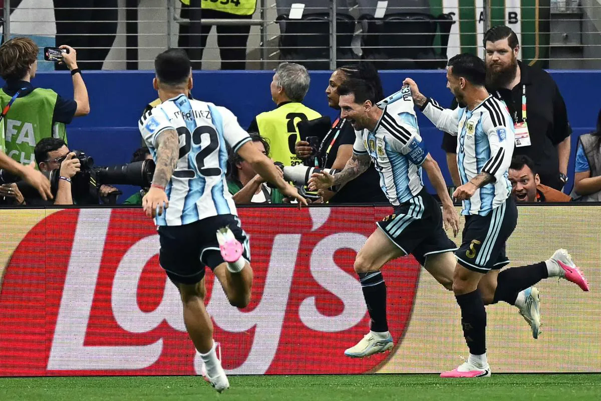 Mondiali, Messi firma una doppietta: ma Schmeichel attacca l