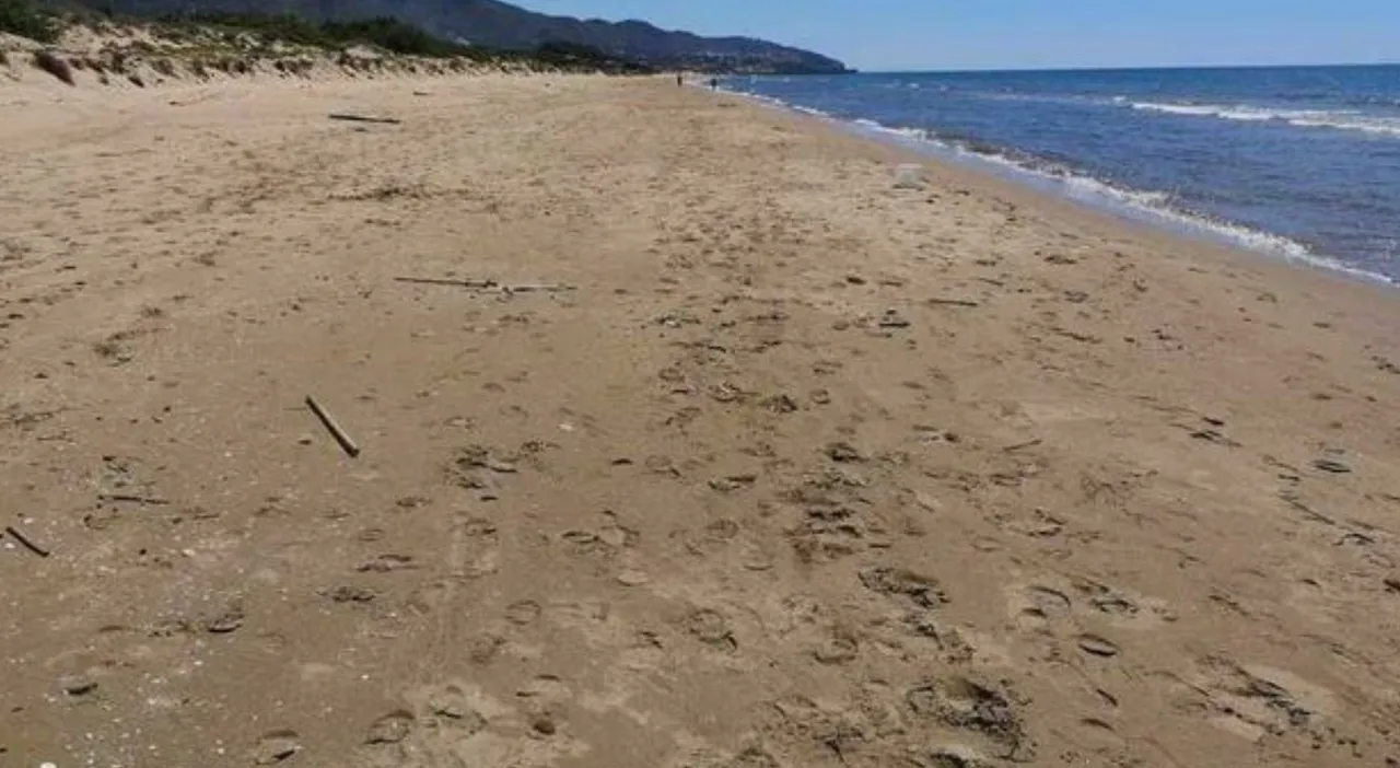 Lido Adriano, uomo denunciato per atti osceni in spiaggia davanti a famiglie e minori