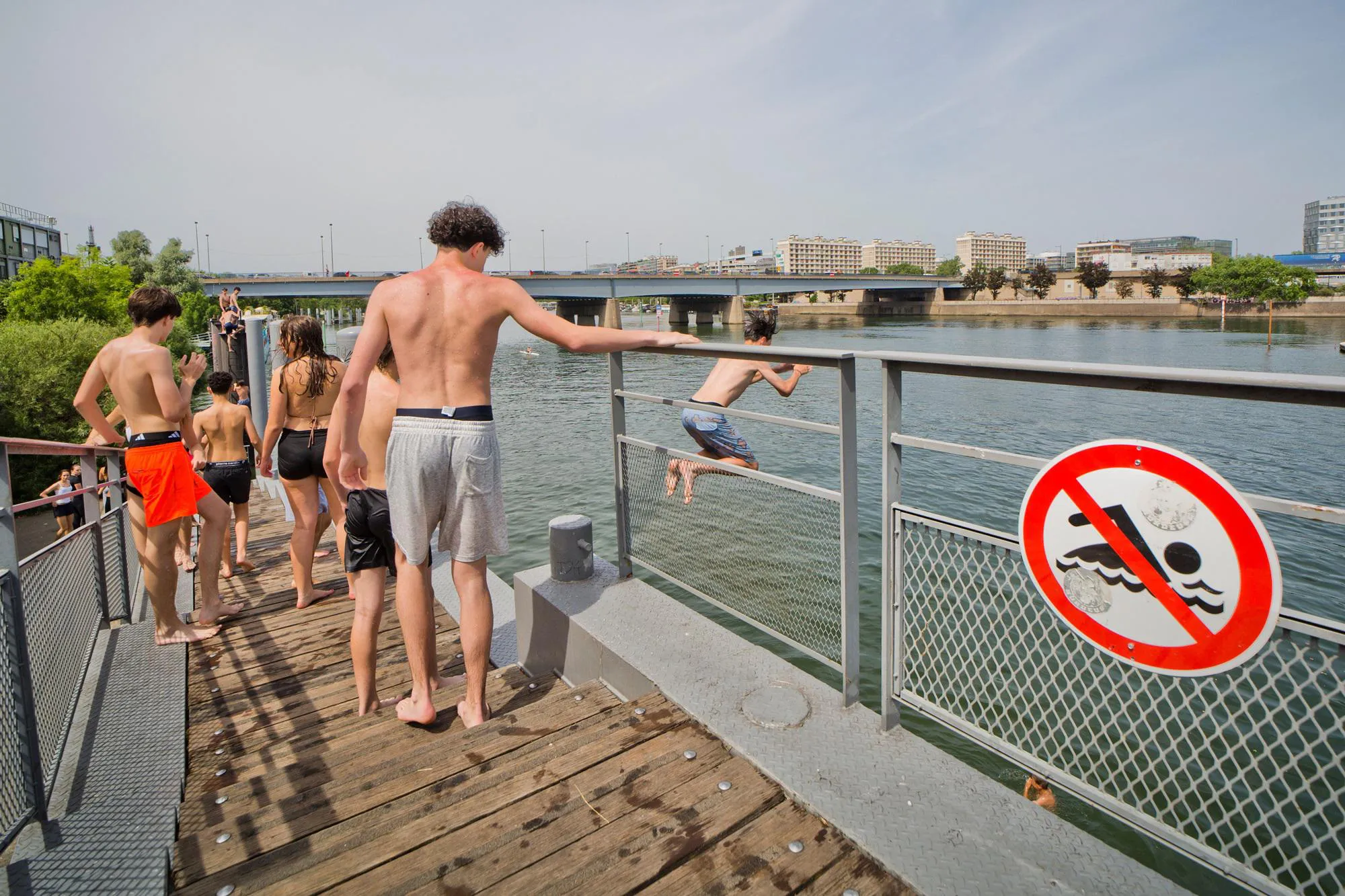 Francia nella morsa del caldo, 40 morti per annegamento e record storico di temperature notturne