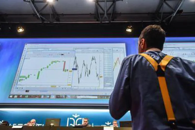 Piazza Affari in forte ribasso: crollano i titoli tech e Seoul perde quasi il 10% Piazza Affari in forte ribasso: crollano i titoli tech e Seoul perde quasi il 10%