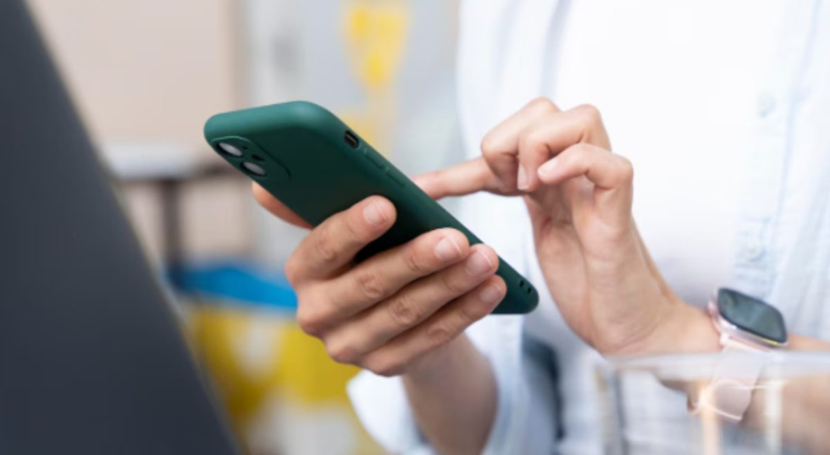 WhatsApp testa il pallino verde, cosa cambia per vedere i contatti online