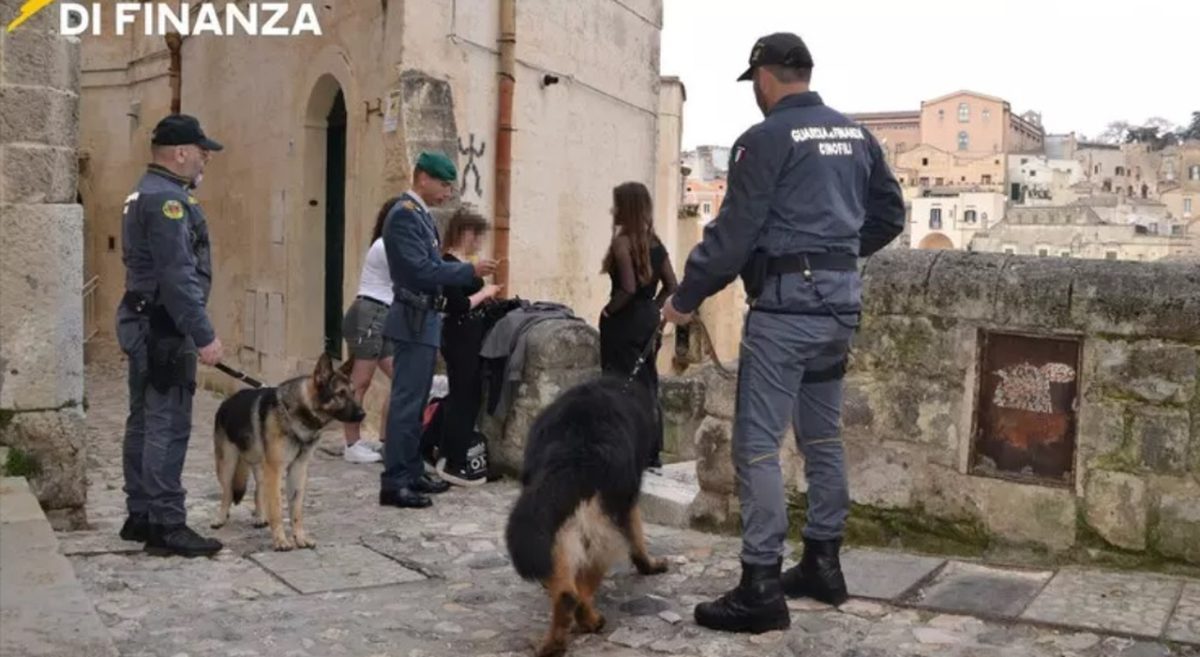 Abusi su WhatsApp a Matera, arrestato un trentenne e indagati anche minorenni