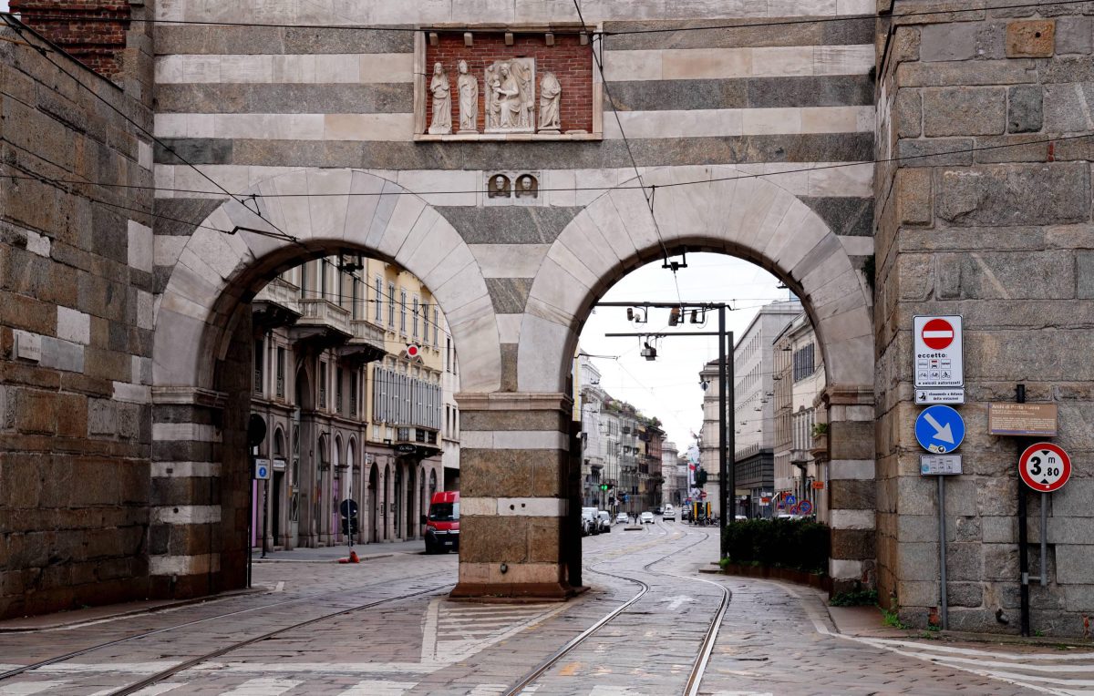 Milano, donna aggredita in piazza Cavour: arrestato un 24enne per violenza sessuale
