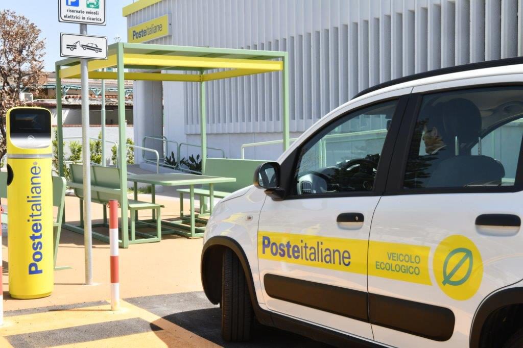 Poste Italiane installa oltre 3.200 colonnine, il Progetto Polis accelera nei piccoli Comuni