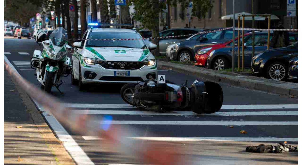Milano, ubriaco travolge una moto e investe un pedone: arrestato un 37enne